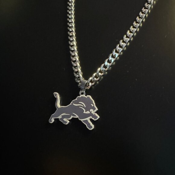 Silver Detroit Lions Necklace - Silver Plated - 5mm Cuban - 22" Chain - NFL - Picture 2 of 2